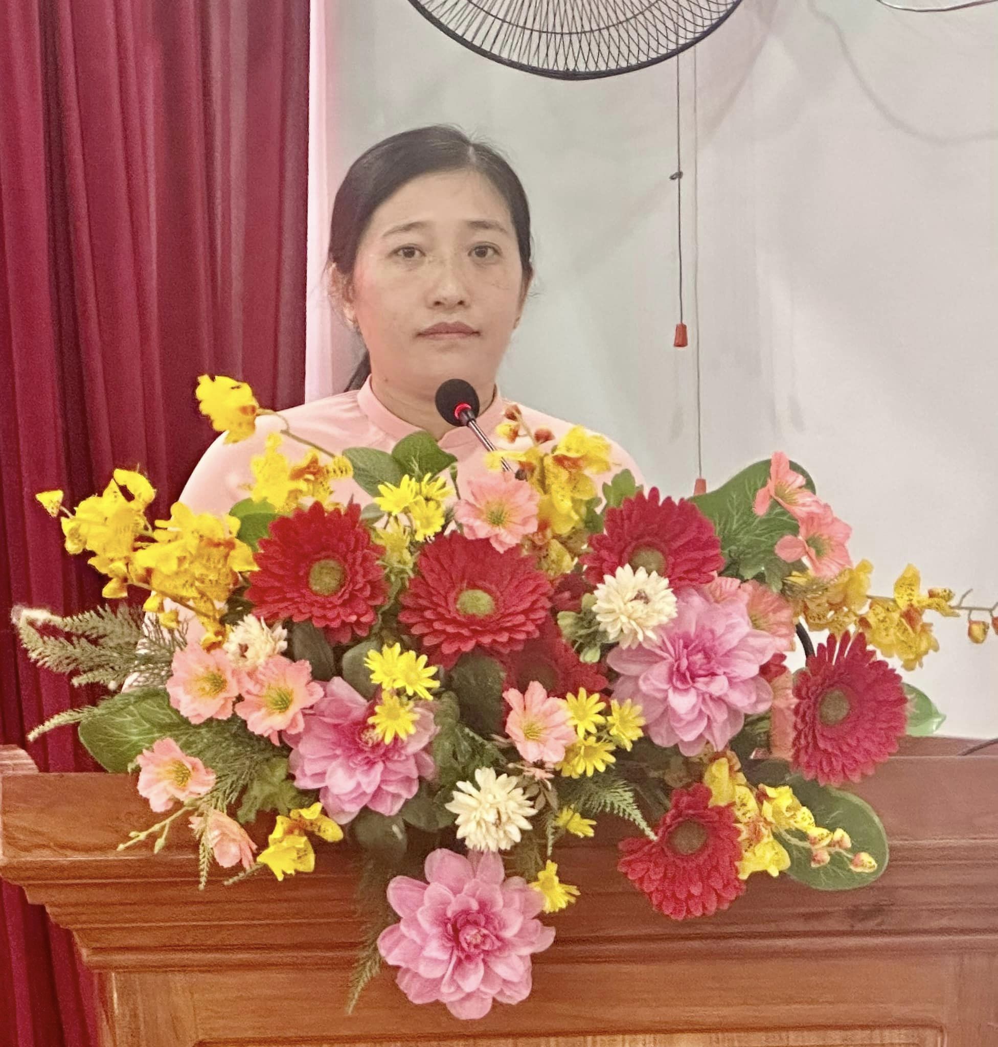 Bà Mai Thị Thuyết - Bí thư Đảng ủy - Chủ tịch HĐND xã phát biểu khai mạc kỳ họp
