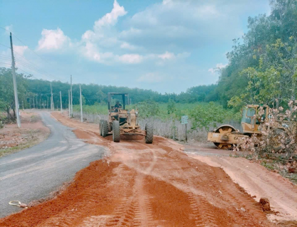 Đường thôn 6, từ xã Long Tân  kết nối với đường liên huyện Phú Riềng- Hớn Quản đang được nâng cấp, mở rộng.