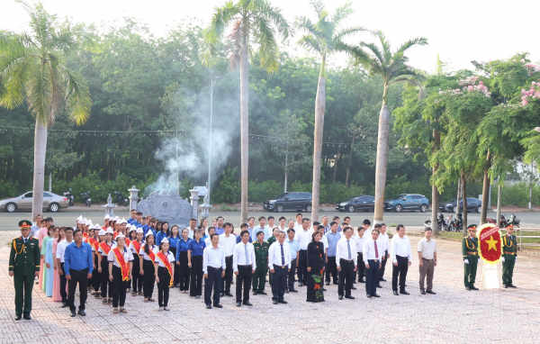 Cán bộ và nhân dân huyện Phú Riềng tưởng niệm các anh hùng liệt sĩ nhân kỷ niệm 50 năm ngày giải phóng miền nam, thống nhất đất nước 30-4.