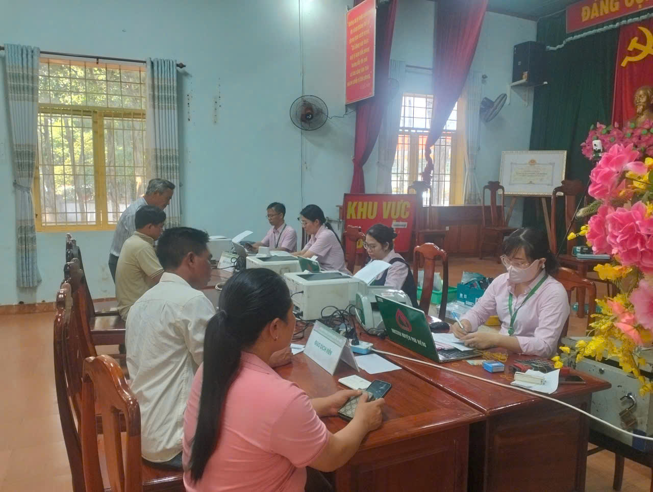 Phòng giao dịch Ngân hàng Chính sách xã hội huyện Phú Riềng thực hiện phiên giao dịch tại xã Bình Sơn