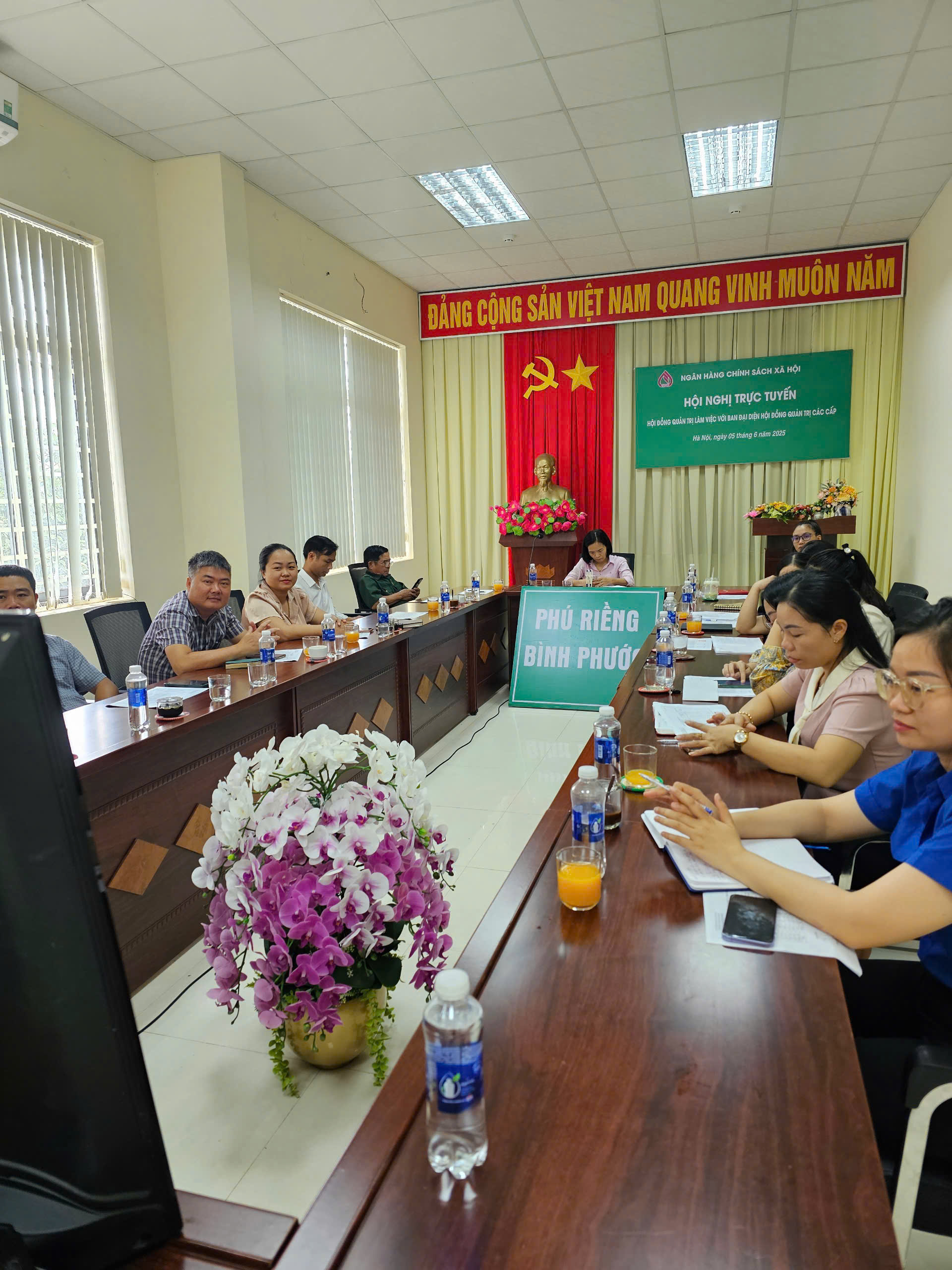 Phiên họp trực tiếp kết hợp trực tuyến giữa Hội đồng quản trị  với Ban đại diện Hội đồng quản trị NHCSXH các cấp